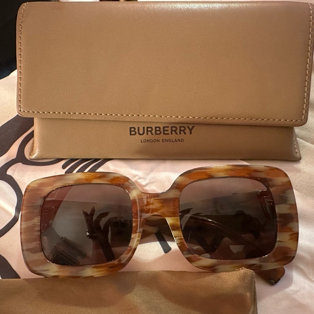 NEW NEVER WORN WOMEN’S BURBERRY OVERSIZED SUNGLASSES - No Box